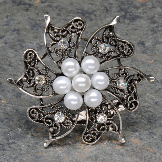 Club Green Diamante/Pearl Fashion Brooch Vintage Silver Club Green Diamante/Pearl Fashion Brooch Vintage Silver